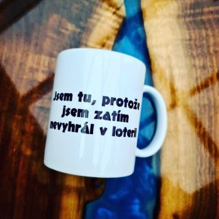 Kdo říká, že hrdinové nenosí pláště, asi nikdy neviděl můj pracovní hrnek! 🦸‍♂️☕ Pro všechny, co jsme zatím "mírně" minuli...